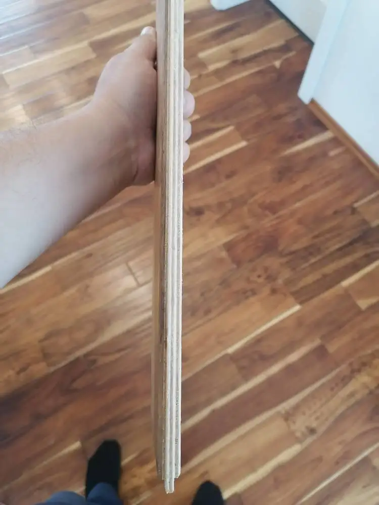 Maßgeschneiderte Version: 8-mm-Bodenbelag aus warmer, gebürsteter Eiche aus mehrschichtigem Holz