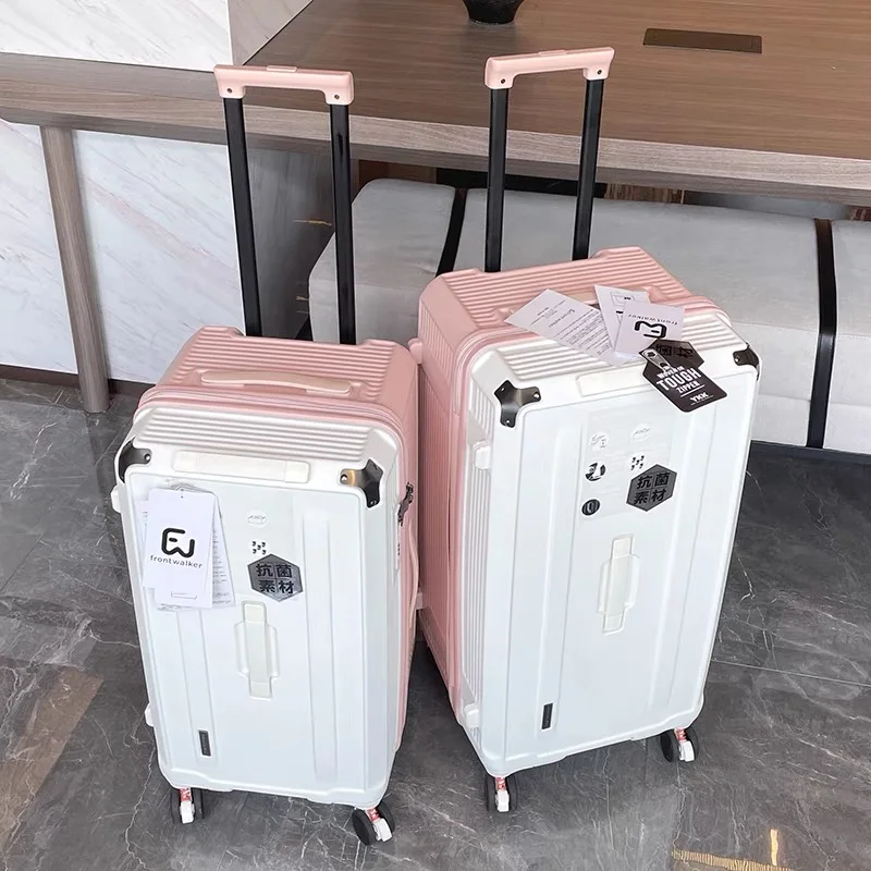 Large Suitcases on wheels 32\