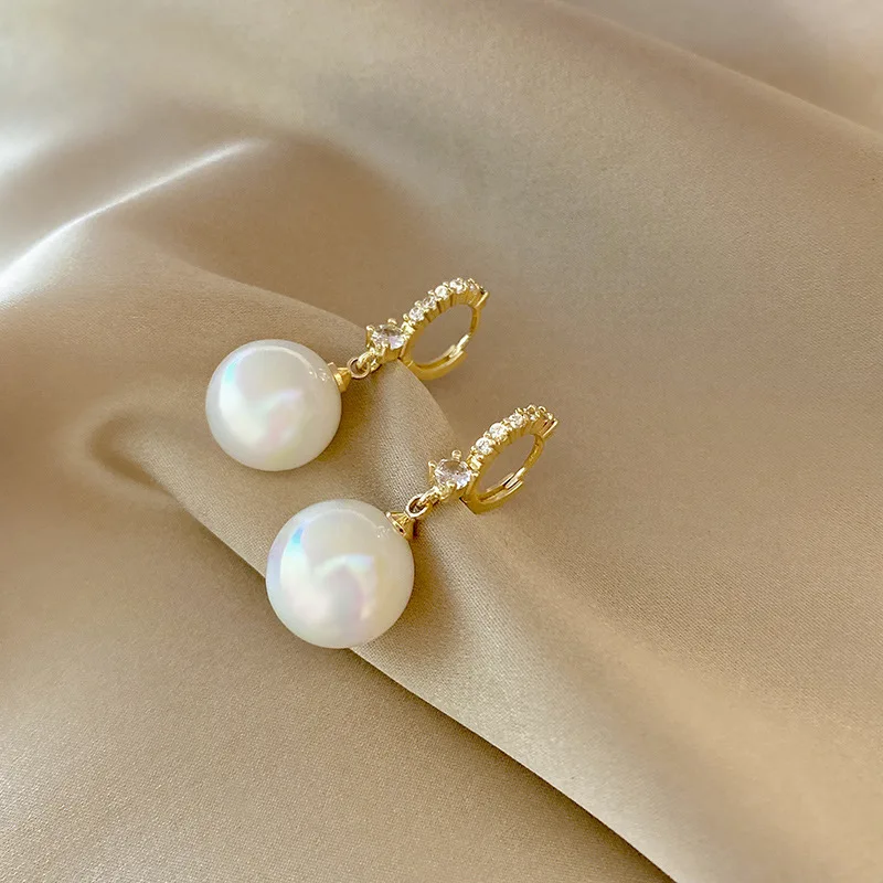 

Korean Fashion Temperament Geometric High Sense Color Pearl Earrings Cold Wind Design Earrings Tide Earring Jewelry