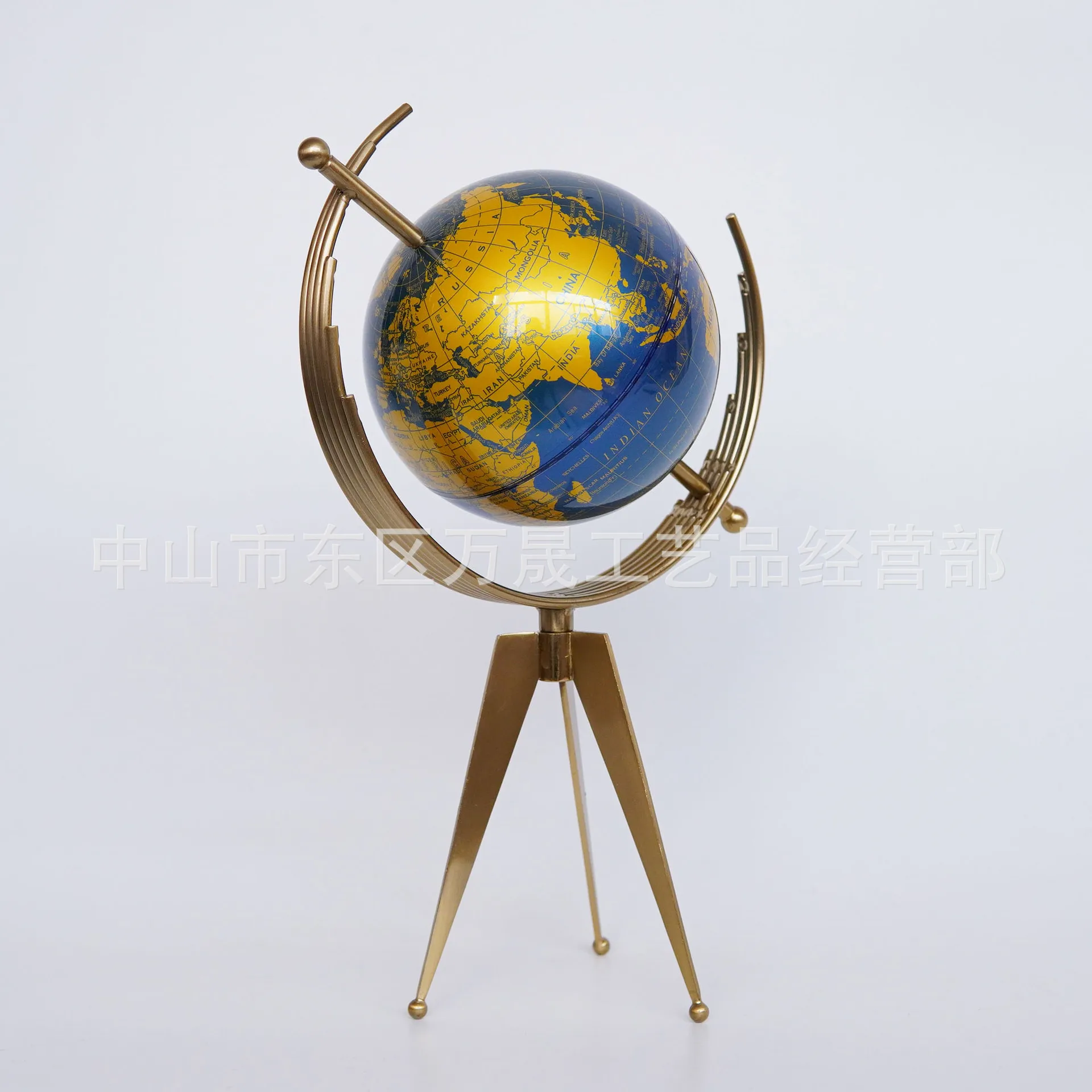 

PYH Modern Light Luxury Metal Ornaments Globe Office Desktop Entrance Wine Cabinet Living Room Bedroom Ornaments