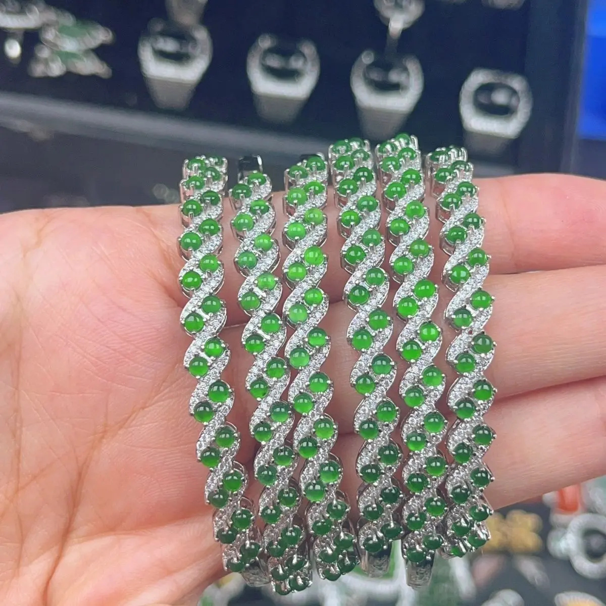 

Natural A jadeite yang green bracelet (diversity is selected for delivery), one shot and one shot.