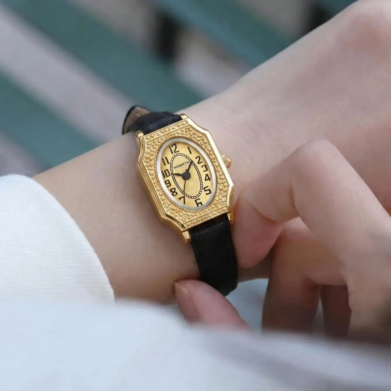 Simple Retro Women's Quartz Watch with a Compact Oval Dial and Slim Leather Strap for Everyday Wear