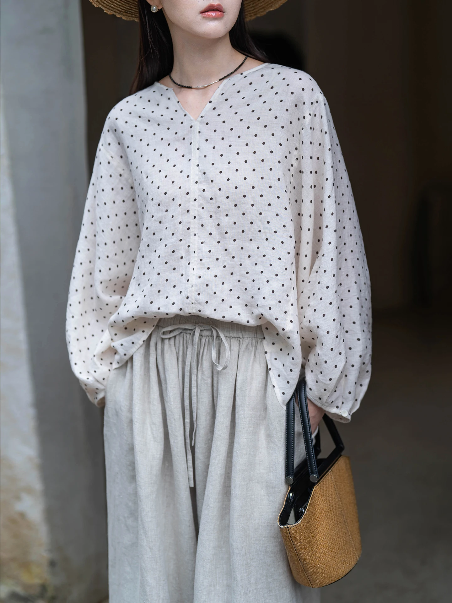 

Женская блузка свободного кроя из льна с принтом в горошек, художественный дизайн, весенняя, оригинальный дизайн, V-образный вырез, длинный рукав, премиум-качество