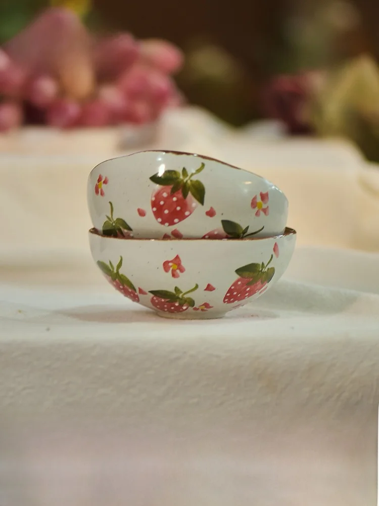 

Милая расписанная вручную клубничная чаша-сервировочная тарелка, креативная посуда с подглазурной росписью, 4-дюймовая китайская чаша для приправ для домашнего использования