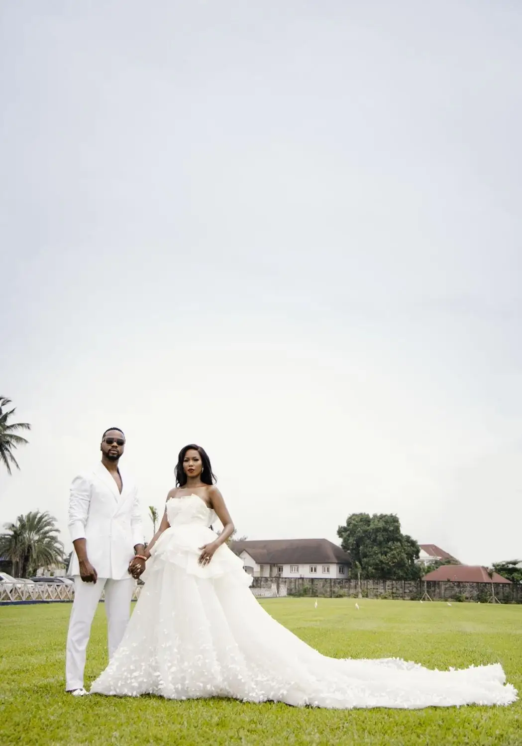 Vestidos de novia de flores hechos a mano sin tirantes, falda de volantes de tren de la catedral de mariée, vestidos de novia de campo de jardín