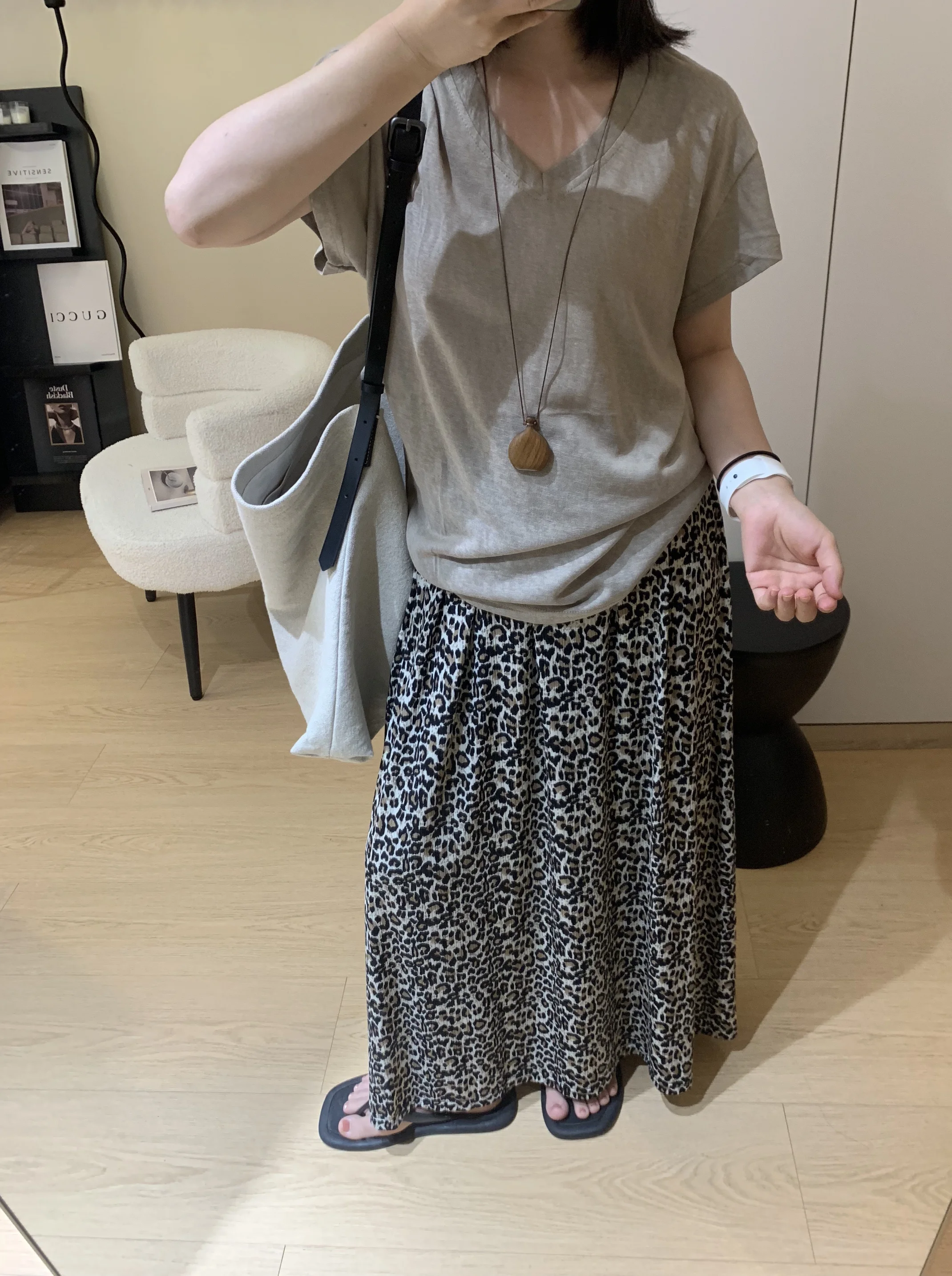 

Женская футболка MIHOUSE в стиле ретро с V-образным вырезом и коротким рукавом, летняя новинка, свободный крой, большая версия, защита от солнца, базовая модель