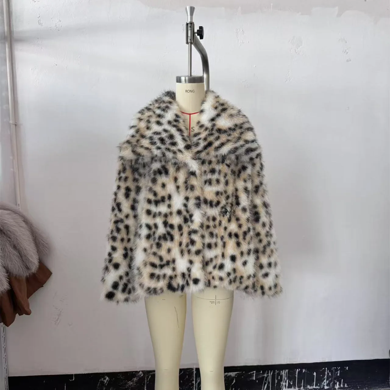 シックなファッションフェイクファー冬用ジャケット女性用レオパード柄ルーズプラッシュ厚手コート暖かいジャケット女性用新作アウターウェアファーコート女性用