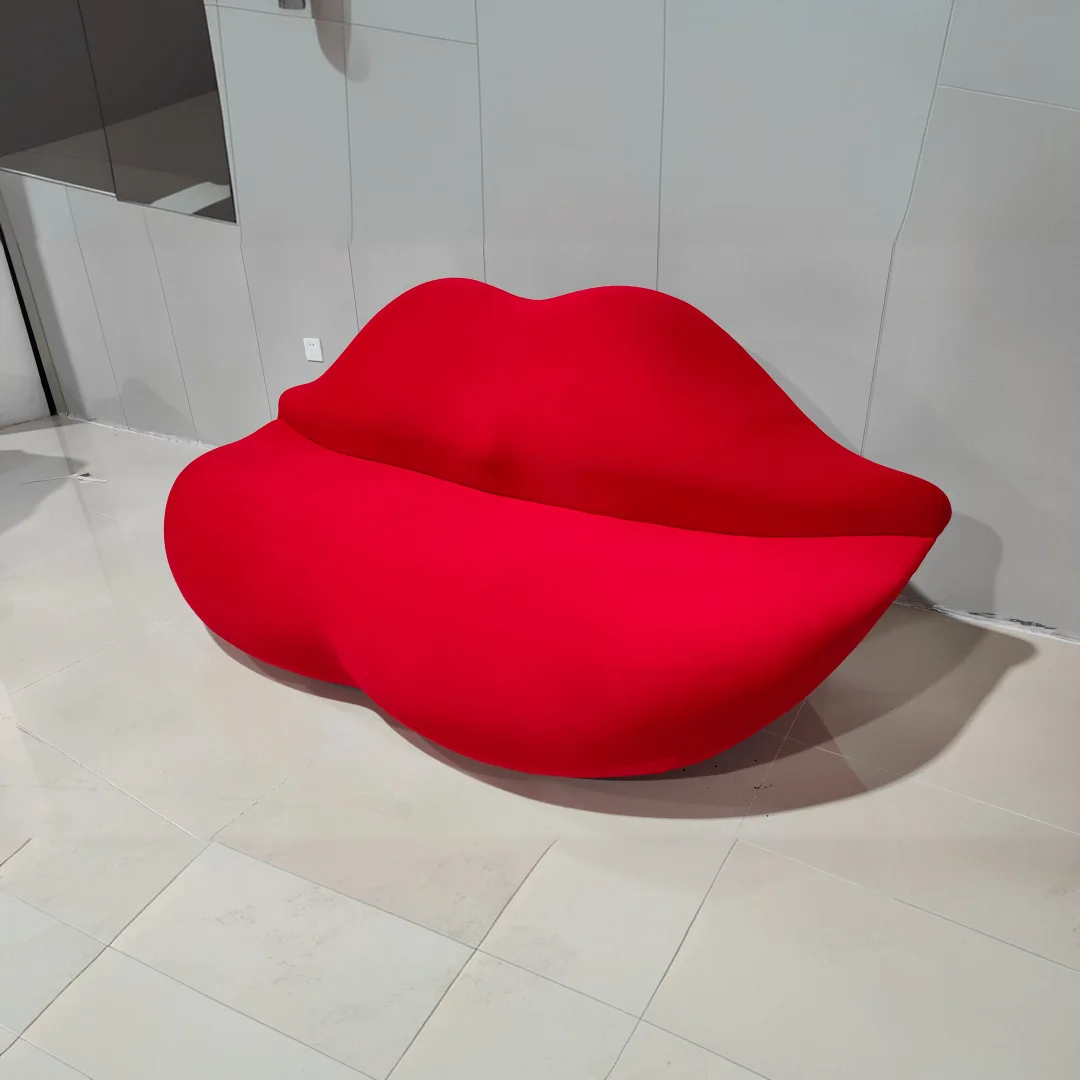 クリエイティブな特殊形状の服飾店 婦人服店 休憩所 受付 美容室 赤い唇 ファッションスタイリング ソファ