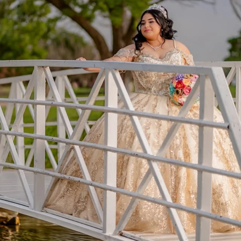 Sukienki Quinceanera w kolorze błyszczącego szampańskiego złota, z odkrytymi ramionami, aplikacjami z brokatu, długim trenem, Vestido 15 Quinceanera