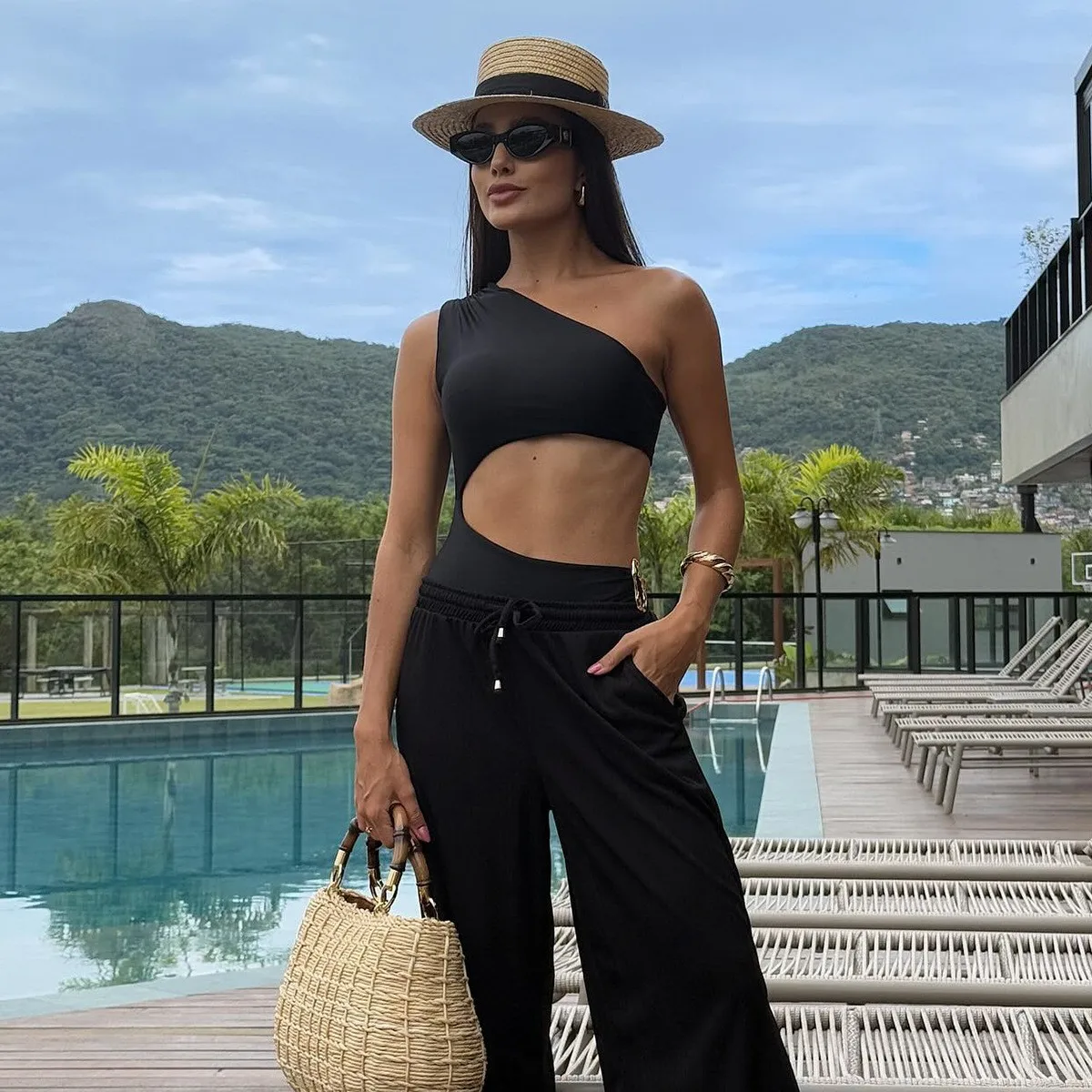 

2025 new one-shoulder one-piece swimsuit for women, sexy one-piece solid-color metal buckle bikini
