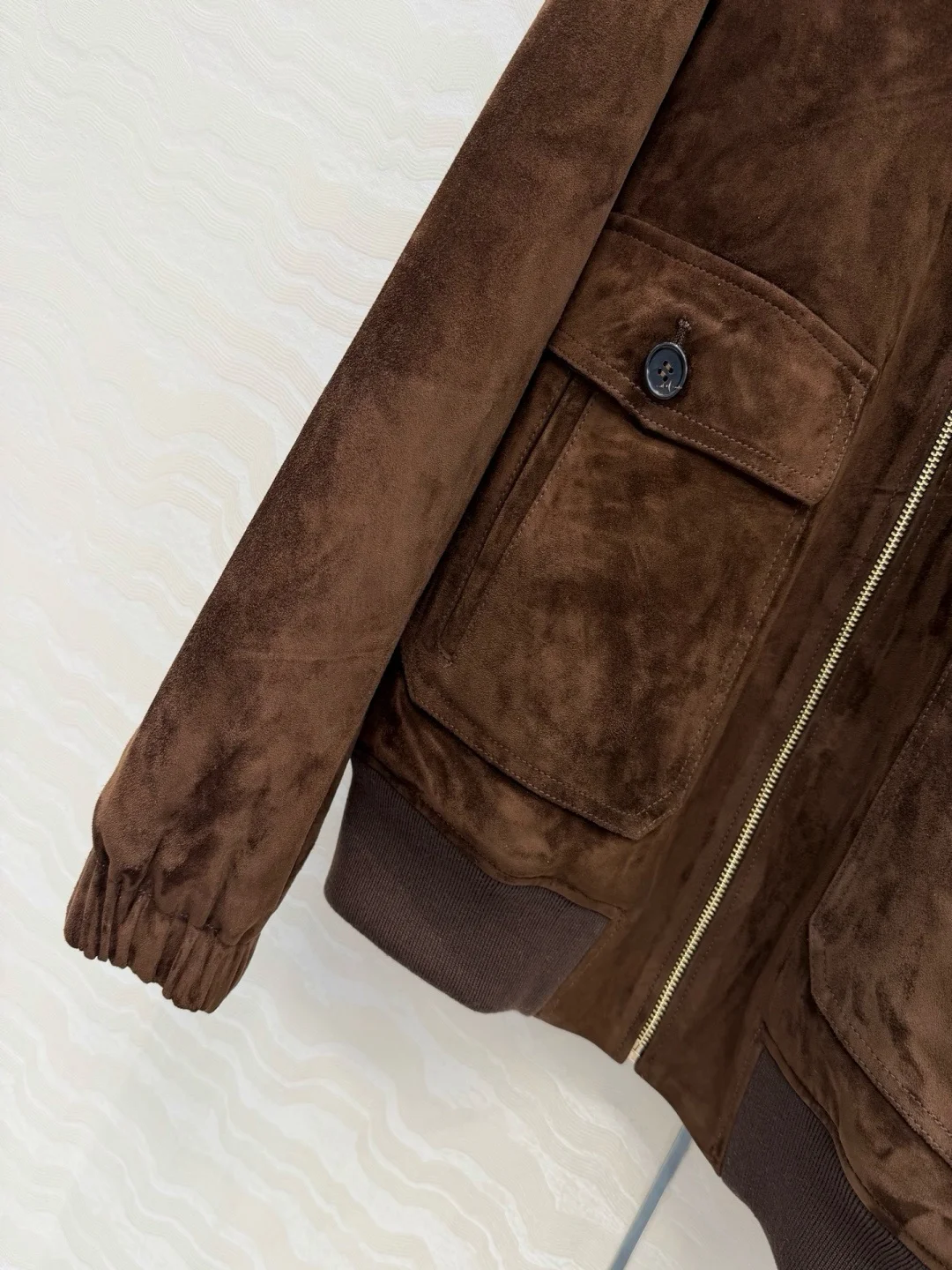 Trench vintage in pelle scamosciata marrone e giacca bomber oversize con collo in pelliccia sintetica. Simpatica giacca in cotone di velluto a coste stile intellettuale