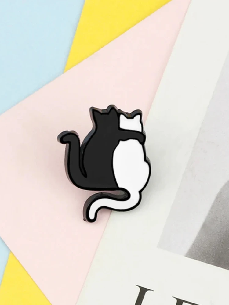 Umarmung schwarz weiß Katzen Brosche benutzer definierte schöne Cartoon Tier Abzeichen Emaille Pins Paare Tasche Jacken Hemd Anstecknadel Schmuck Geschenk