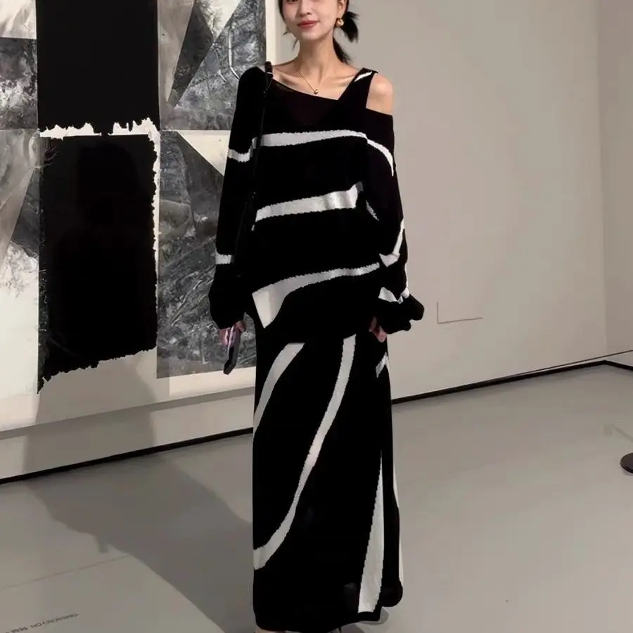 

Summer Fashion Women's 2025 New High-end Contrasting Striped Knitted Sweater Vest Dress Two-piece Set