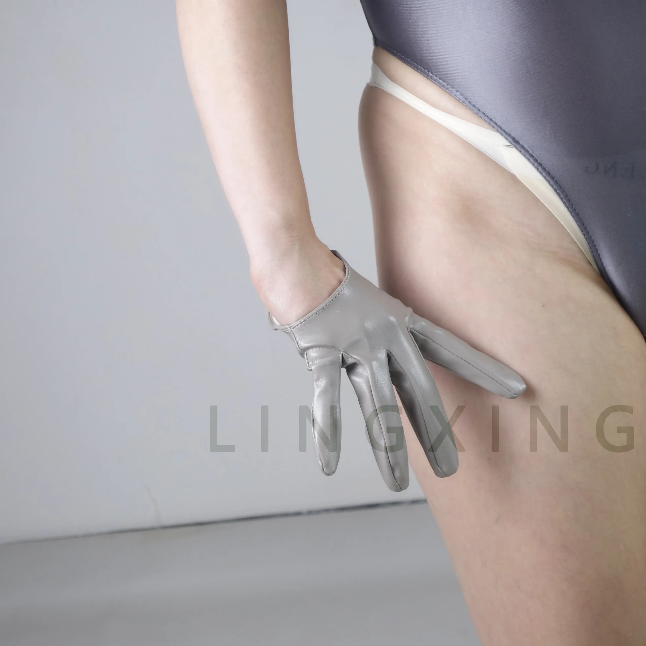 Modische Damen Halbhandschuhe aus Kunstleder PU Fingerlose Tanz- und Bühnenauftrittshandschuhe Persönliche Kurze Schwarze Handgelenkstulpen – Detail 2