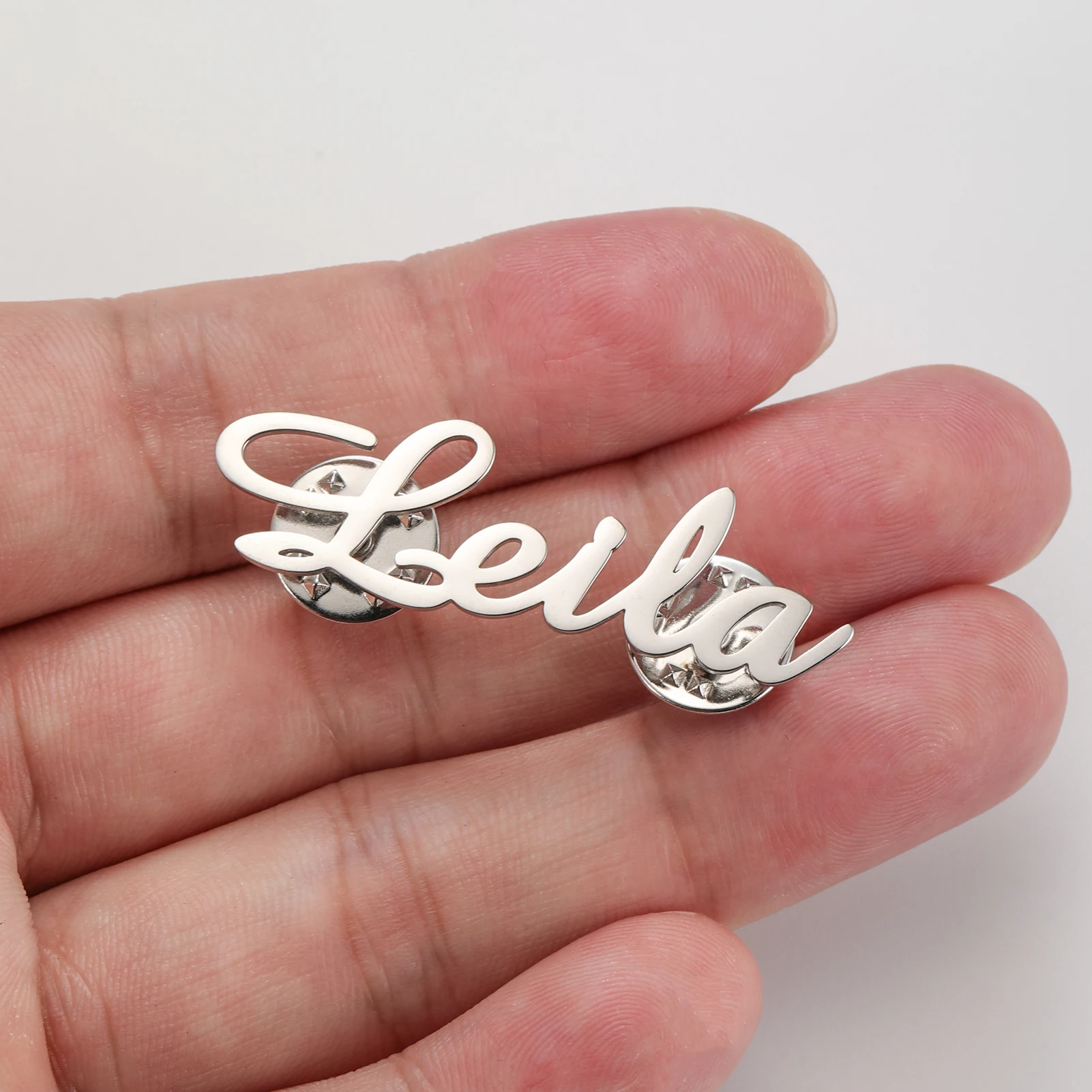 Skyrim Personalisierte Namensbrosche aus Edelstahl, Individuelles Namensschild, Trendiger Schmuck, Geschenk für Frauen und Männer – Detail 6