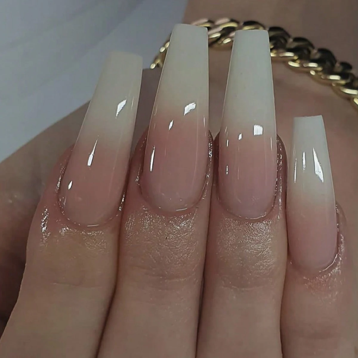 24 Uñas Postizas Largas Estilo Ballet, Degradado Blanco Sencillo, Elegantes y Modernas, Diseño DIY, Uñas Removibles para Mujer, Ideales para Citas y Uso Diario, Regalo para el Día de la Madre, Set de Uñas a Presión con Pegamento en Gel y Lima