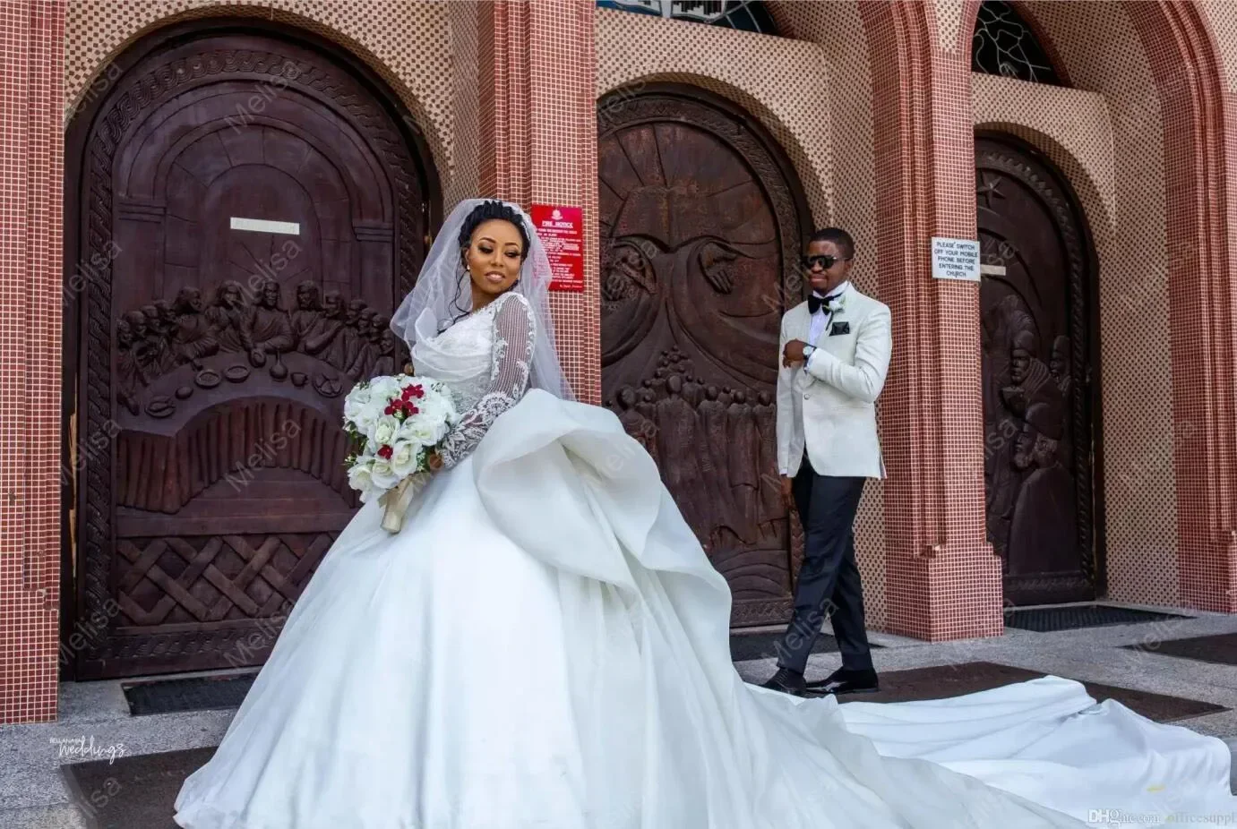 Abiti da sposa personalizzati con scollo rotondo e applicazioni in pizzo, abiti da ballo gonfi, strascico da cattedrale, maniche lunghe in raso, abiti da sposa