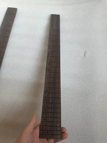 Imagen 2 del producto Diapasón de palisandro para guitarra eléctrica, bricolaje de 24 trastes, parte cómoda del cuello, suave y delicado, herramienta de diapasón, mástil de 25,5 pulgadas