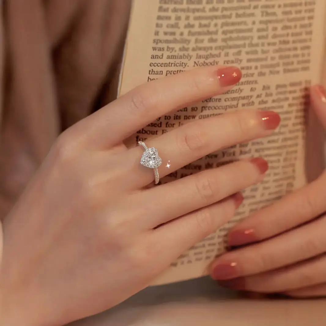 2025 خاتم قلب فضي اللون فاخر للنساء موضة رائعة معدنية مطعمة أحجار الزركون الأبيض خاتم الزواج مجوهرات الخطوبة