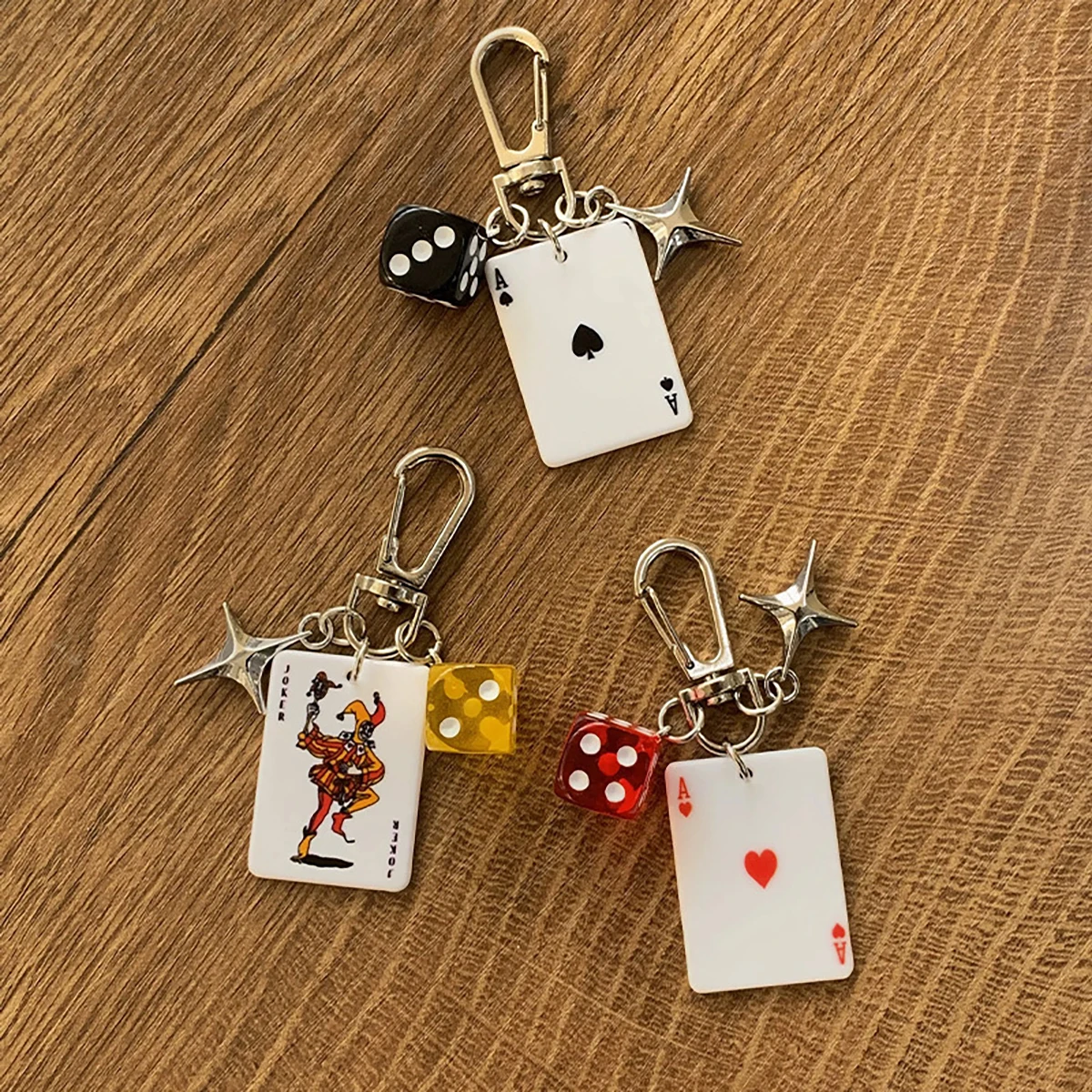 جديد شخصية ثلاثية الأبعاد مجسمة اللون النرد بطاقة اللعب المفاتيح بطاقة اللعب عنصر حقيبة سماعة الاذن قلادة