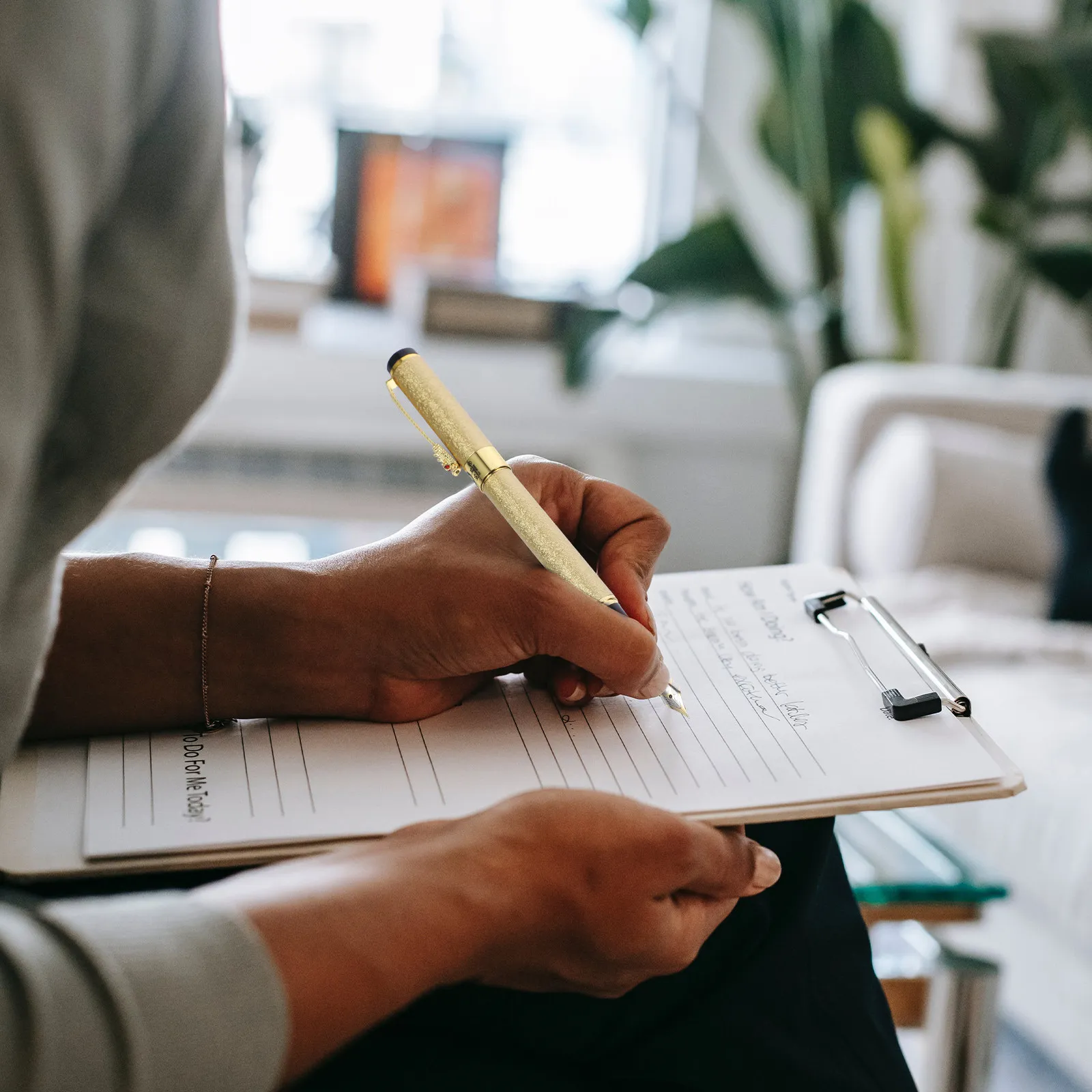 

Iraurita Fountain Pen Compact Lightweight Fine Tip Writing Pen for Students Teachers Office Sign Use Travel Pocket Gift Metal