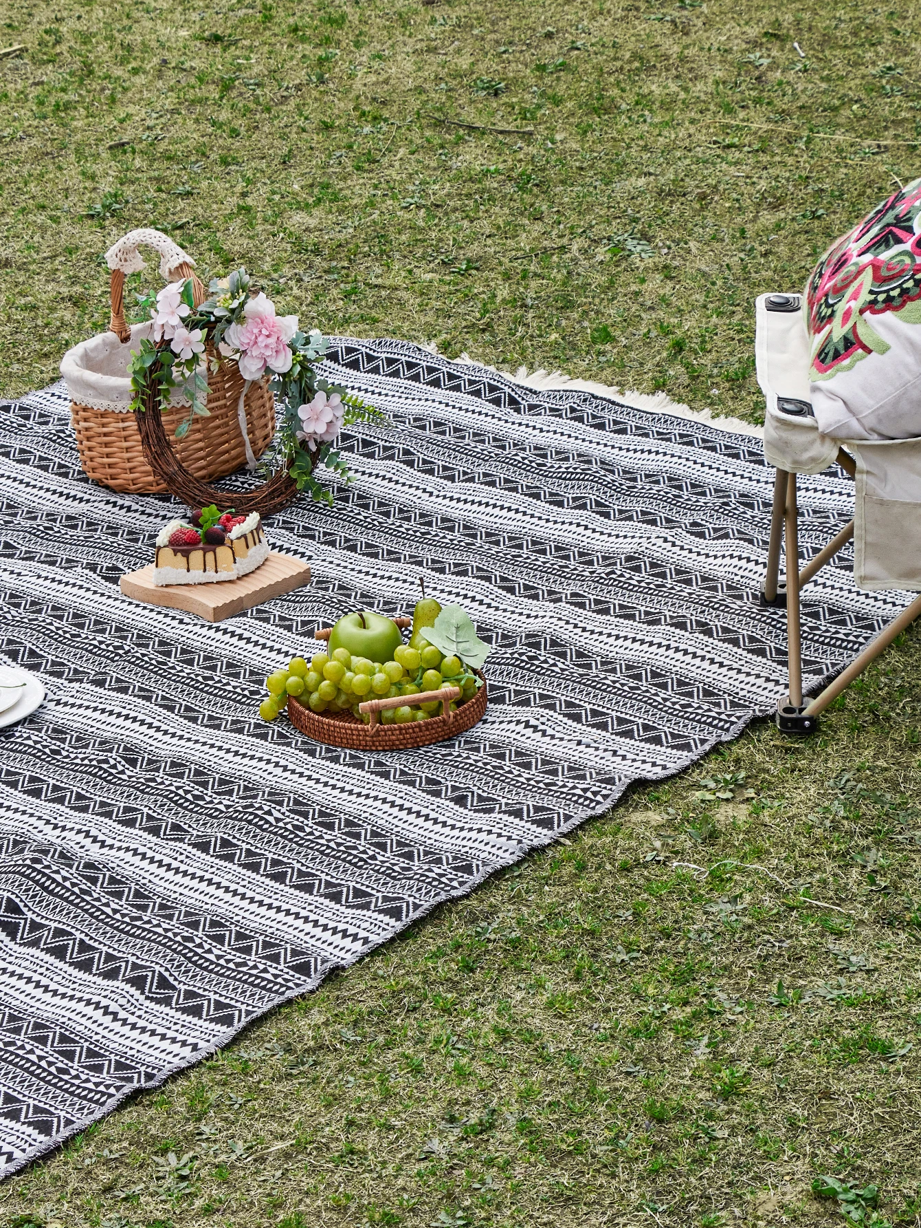 Black White Wave Color Woven Stripe Outdoor Camping Picnic Mat Travel Dinner Rug Wave Patterned Picnic Blanket for Outdoors