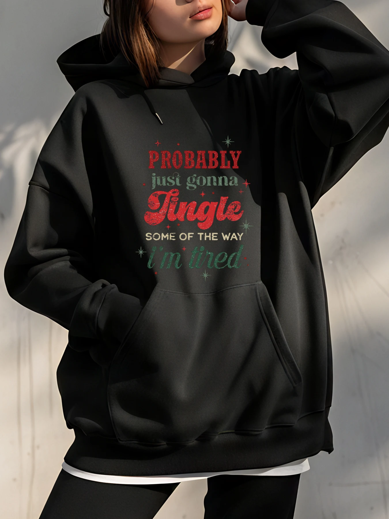 

Рождественская толстовка с игривым текстовым дизайном для повседневной носки в праздничных настройках