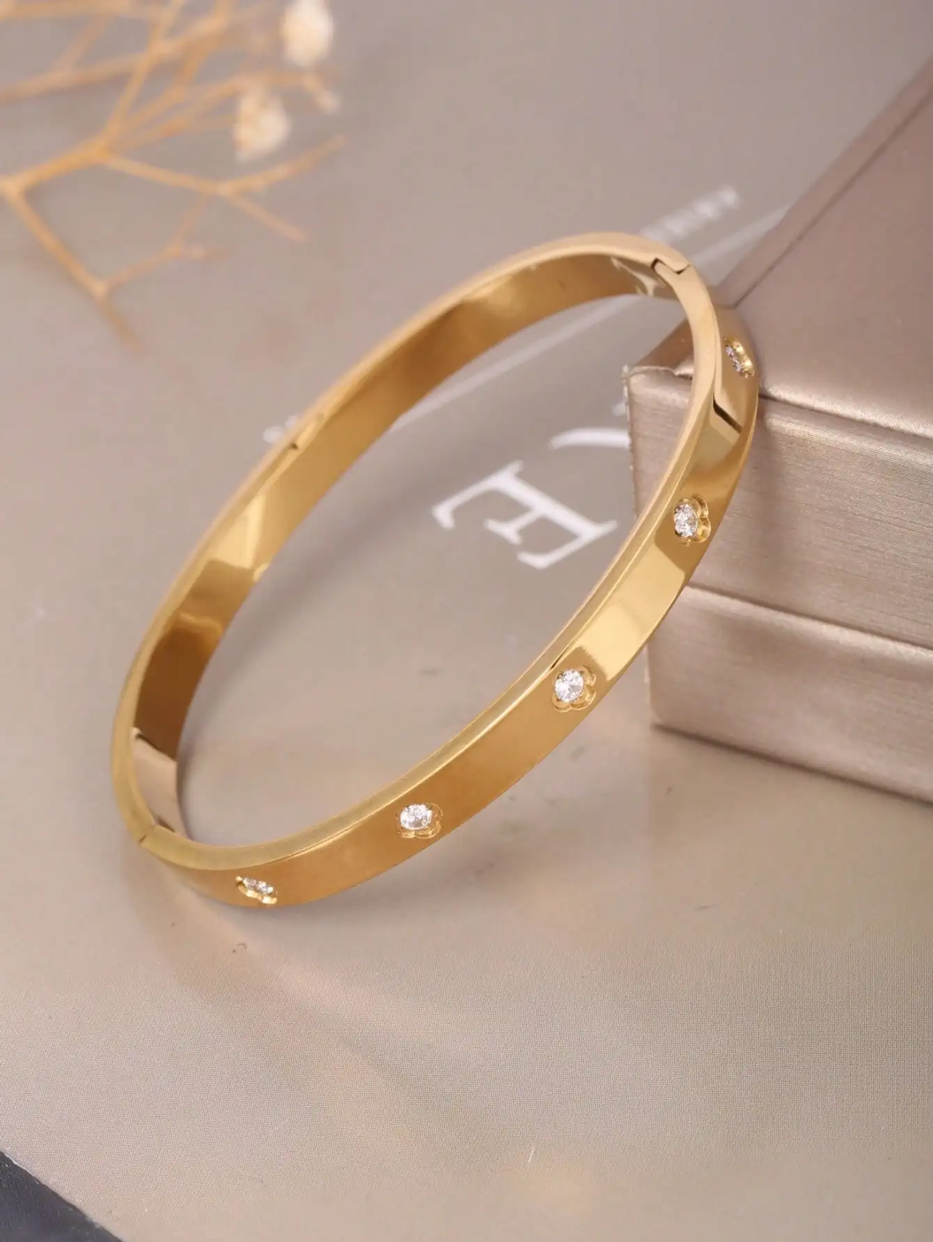 1 Piece Stainless Steel Bracelet with 18K Gold Plating, Full Circle, Fashionable and Versatile, Five-Leaf Flower Design with Rhinestones, Cute Small Flower Bracelet, Suitable for Women's Weddings, Annual Meetings, Banquets, Daily Commuting, and Leisure