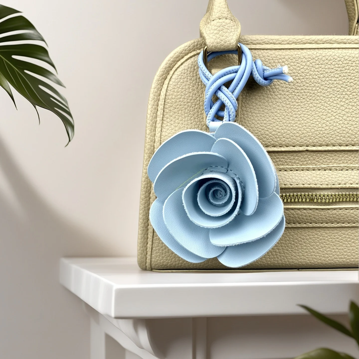 5 Farben Handgefertigter PU-Leder Kamelien-Blumen-Schlüsselanhänger/Taschenanhänger – Sommer-Strand-Feeling/Geschenk – Auto-/Taschen-Accessoire/Deko-Schlüsselanhänger für Sie – Detail 2