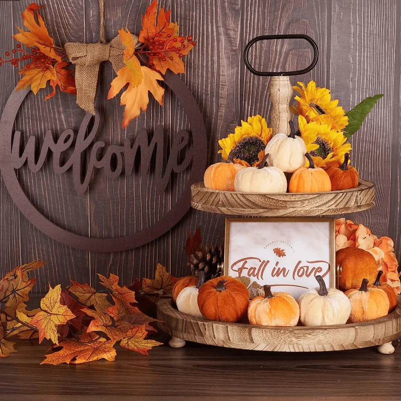 Set mit 10 Samt-Kunstkürbissen in zufälligen Farben, perfekt zur Dekoration Ihres Wohnzimmers für Halloween und Thanksgiving. – Detail 3