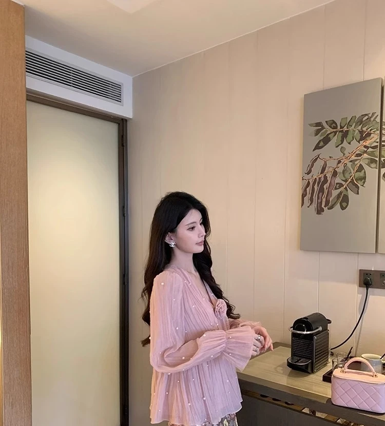 Feminine V-neck Shirts Women's 2025 Spring New High-end Fashion Temperament Shirt Ladies Simple Bead Long-sleeve Pullover Tops