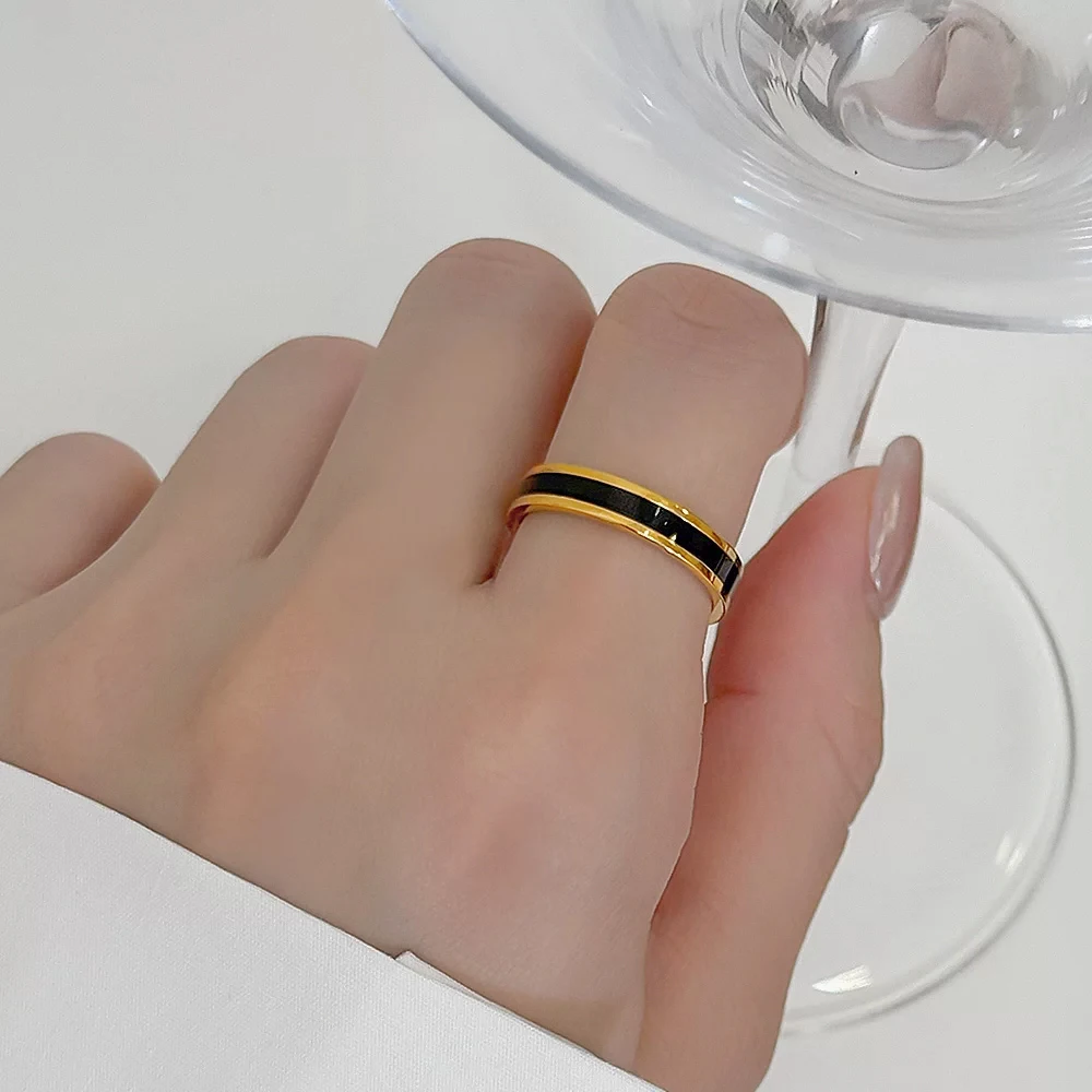 Women's Simple Black & White Imitation Shell Couple's Ring