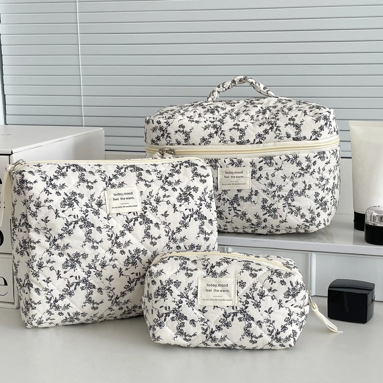 Floral Quilted Cosmetic Bag Korean Large Capacity Makeup Bag Portable Travel Toiletry Organizer Skincare Women  Storage Pouch