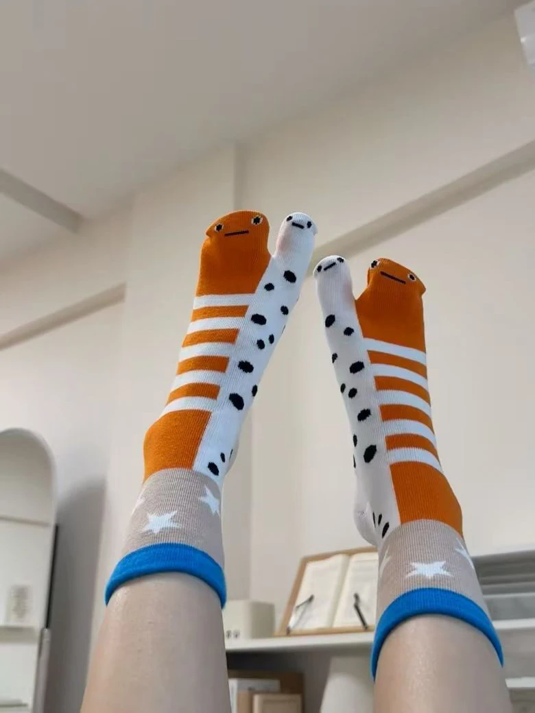 Lustige Fischsocken, originelle Tabi-Socken mit geteilten Zehen, Baumwollsocken mit Meeresmotiven, weiche, mittelhohe Socken, Cartoon-Aquarium-Socken mit hässlichem Aal – Detail 9