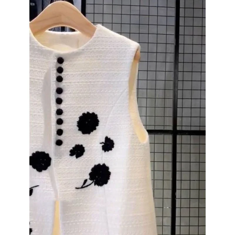 Spring Autumn Embroidery White Vest 2024 New Women Fashion Sleeveless Loose Joker Casual Waistcoat Top Ladies