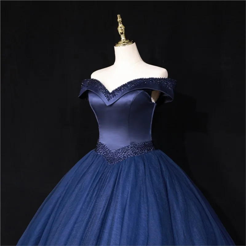 Vestido de adulto hinchado con un solo hombro para examen de arte de canto de rendimiento