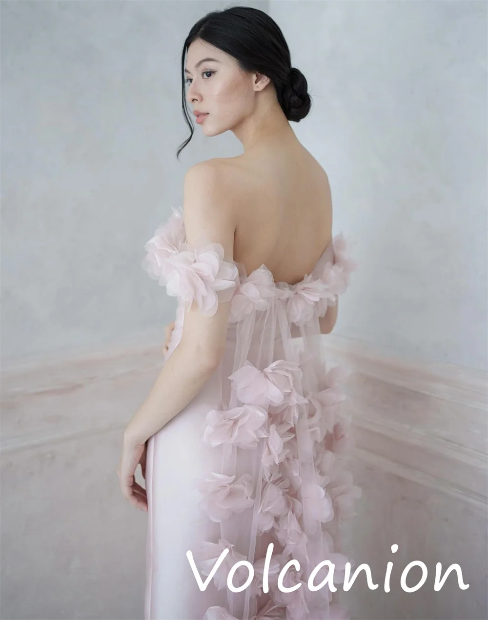 Abiti midi dritti con spalle scoperte e pieghe a fiori in jersey abbinati squisiti personalizzati Moda per occasioni su misura