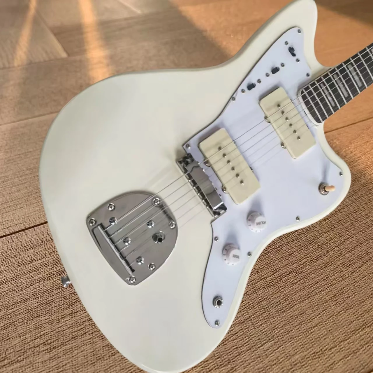 

Jazzmaster Journeyman White Electric Guitar Pickups, Floating Tremolo