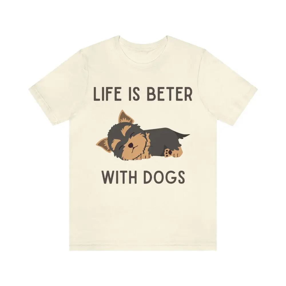 Футболка с надписью LIFE IS BETTER WITH DOGS, Милый Забавный дизайн с изображением Йорка от TanoshiStudio