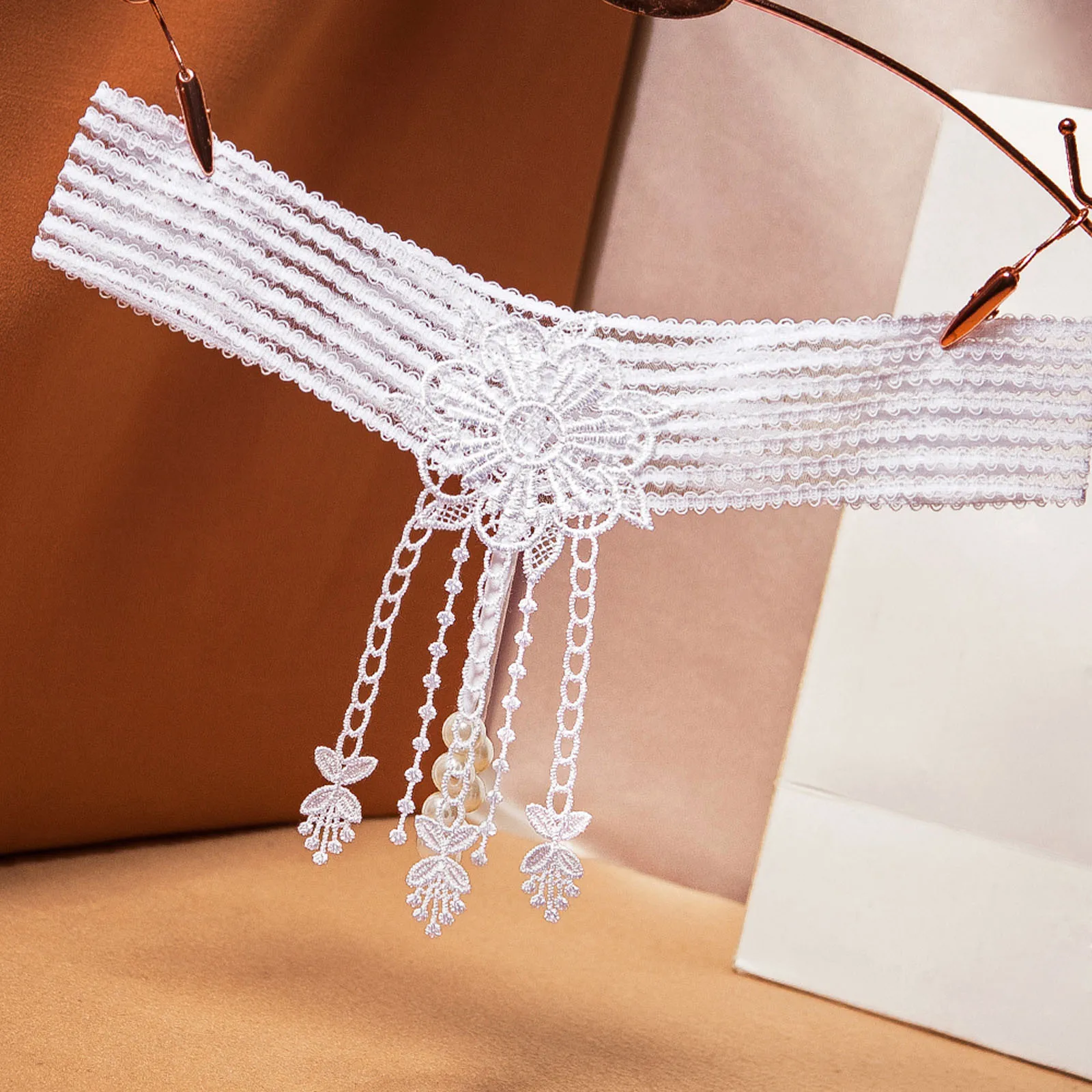 Dámské spodní prádlo Sexy krajkové vyšívané tanga bikiny kalhotky s křížovým průhledným páskem a nízkým pasem s perlovým dnem a otevřeným rozkrokem - náhled 2