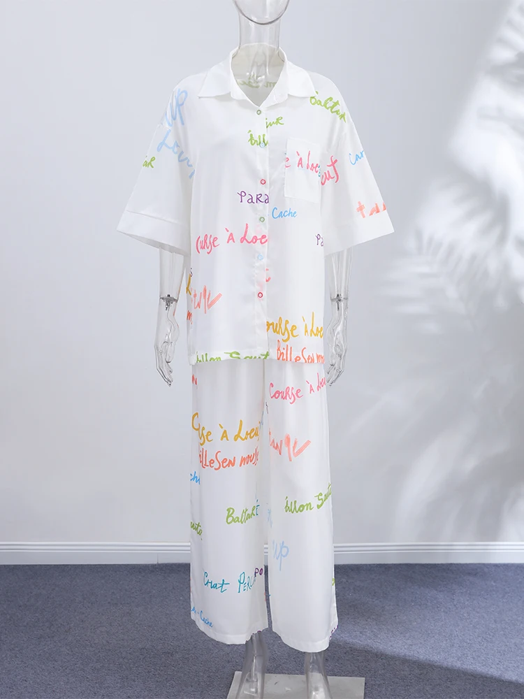 Damen Zweiteiler Set: Farbenfrohe Bluse mit Graffiti-Buchstaben-Print, Hemdkragen und Weite Hose – Urlaubskleidung – Detail 4