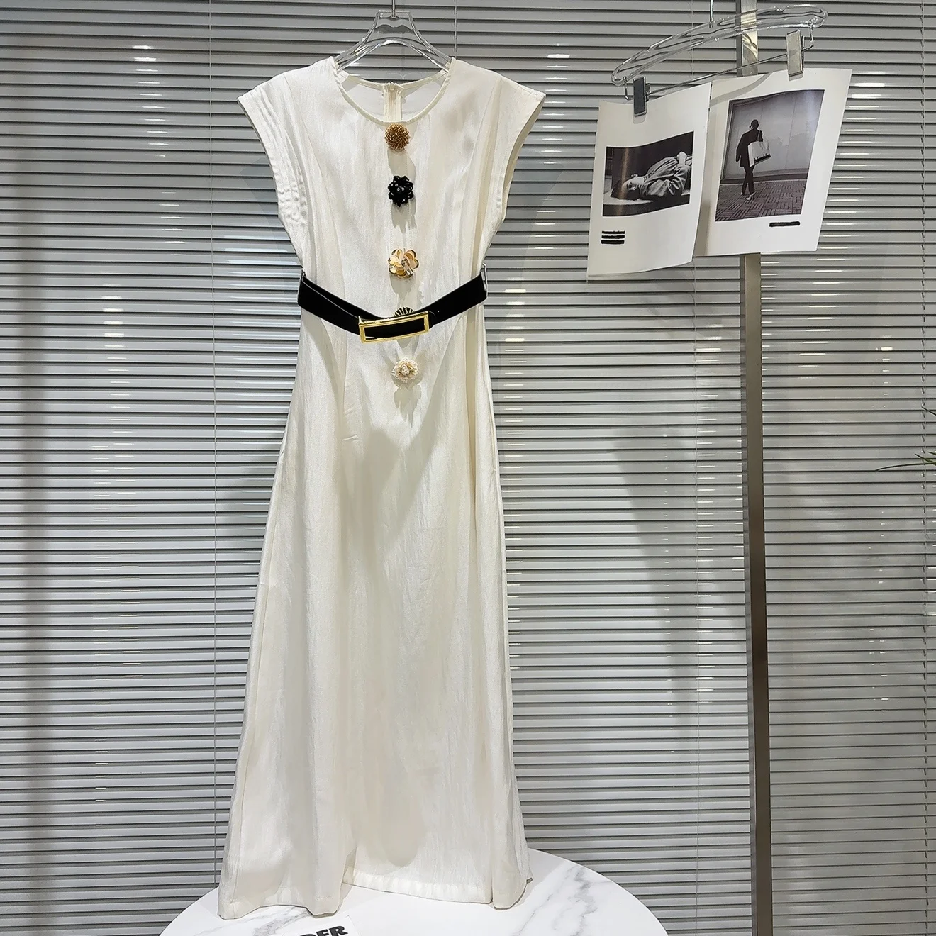 Letnia kolekcja 2025, długa metalowa ozdoba kwiatowa 3D, poduszka na ramię, elegancka damska sukienka z wysokim stanem, rozkloszowana, bez rękawów.