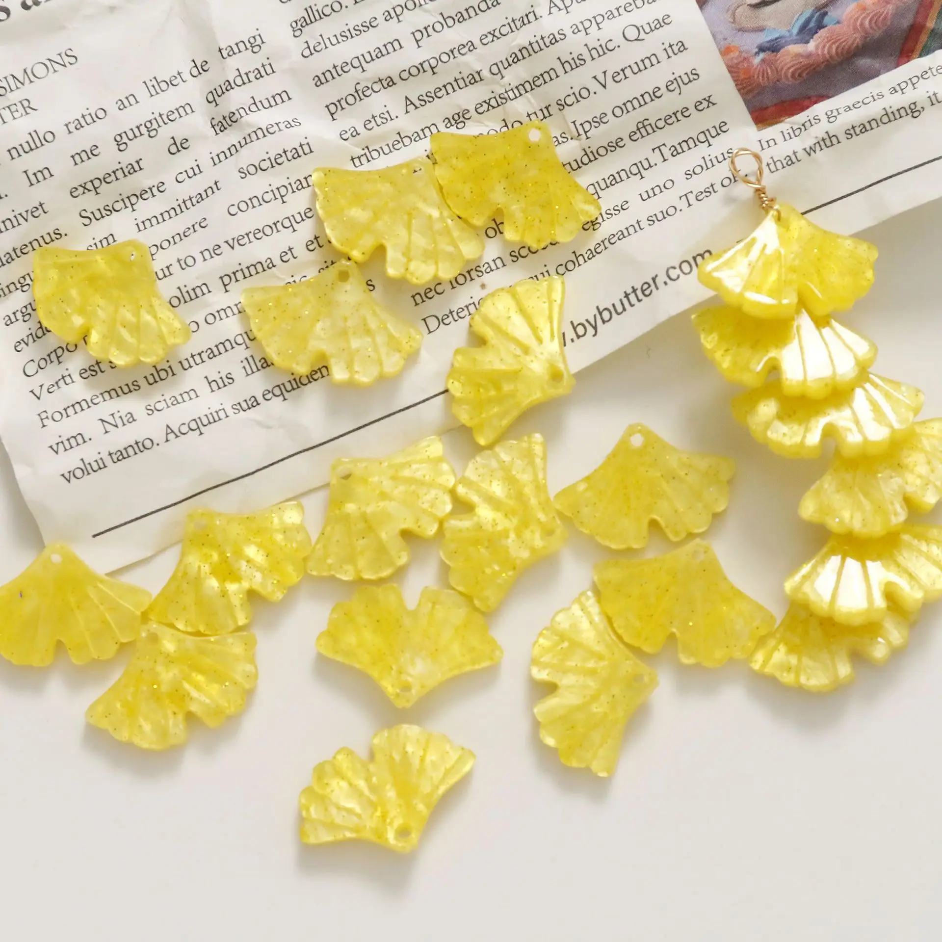 

Newest Glitter Yellow Ginkgo Leaf Shape Acrylic Resin Acid Jewelry Charms Ornament Accessories 100pcs 16*11mm Earring Pendants