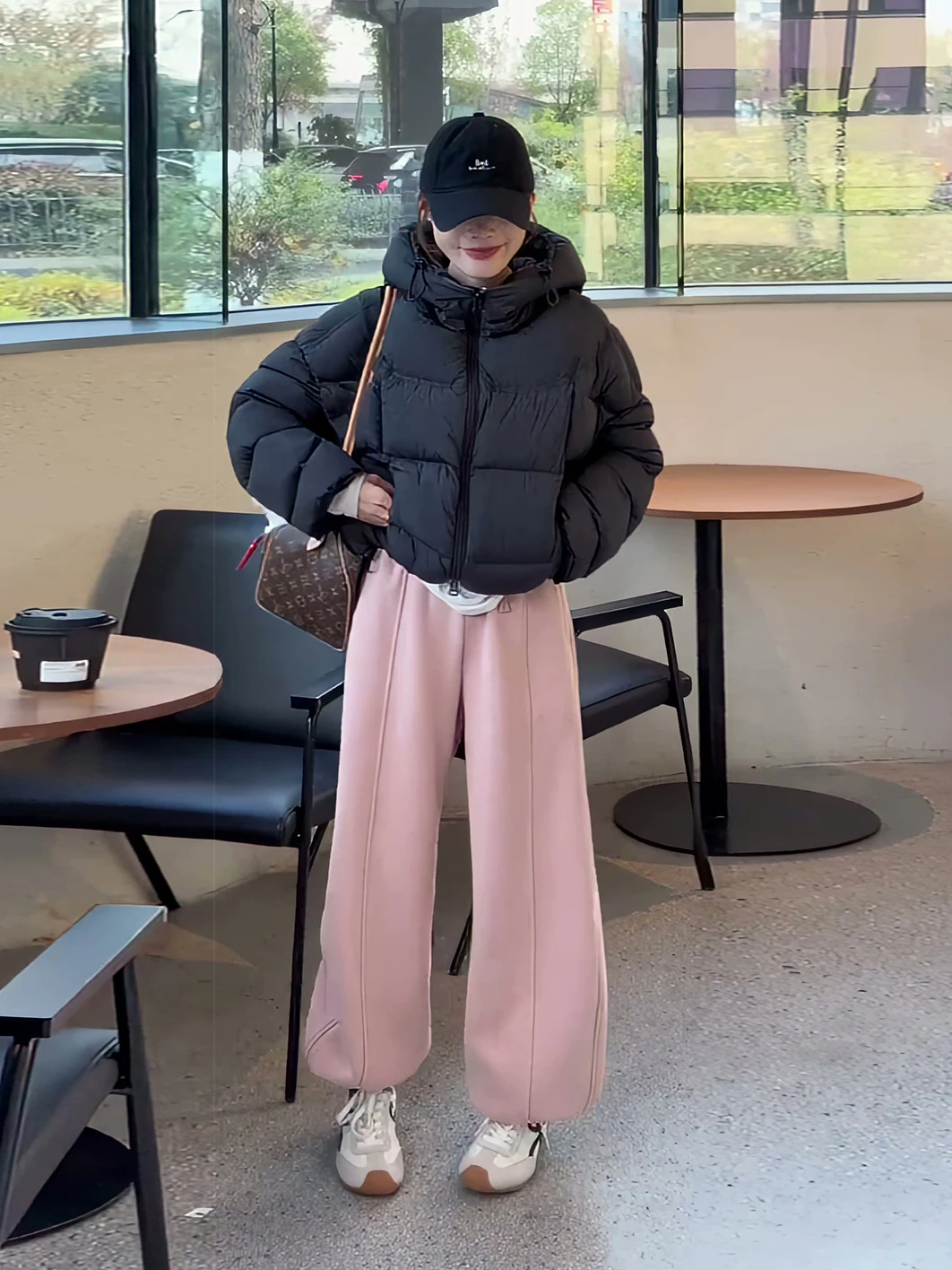 

Черная короткая пуховая куртка с капюшоном для женщин, теплая, в корейском стиле, зимнее пальто, антивозрастная, высококачественная, с наполнителем из пуха