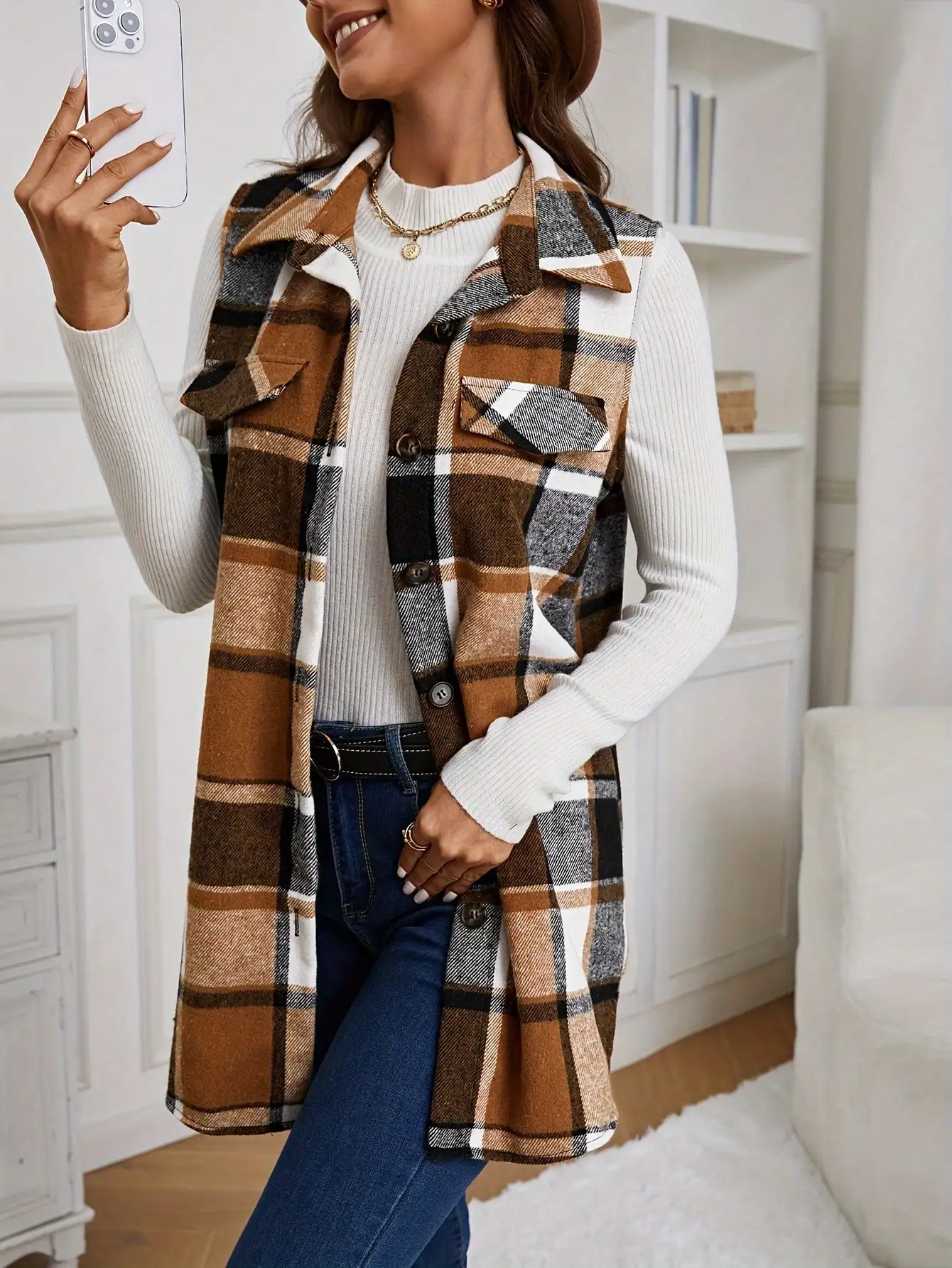 سترة نسائية بدون أكمام بنقشة مربعات مع جيوب وأزرار للإغلاق