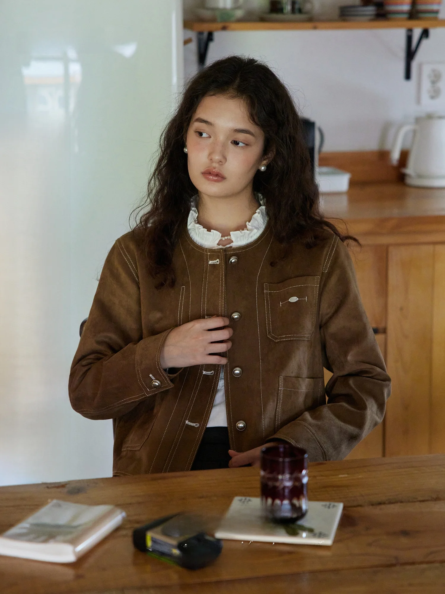 

ORWhite Осень 2025 Женская приталенная замшевая куртка с круглым вырезом, кофейного цвета, с металлическими пуговицами, в ретро-стиле, с длинными рукавами, для повседневной носки