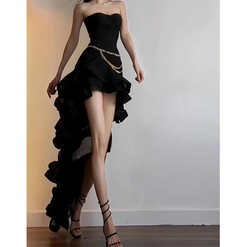 فستان ميدي صيفي أسود جديد لعام 2025 فستان نسائي كوري أنيق للحفلات مثير بكشكشة غير منتظمة بدون حمالات فساتين ضيقة