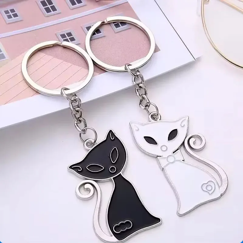 Fashion Moto Handbag Keychain Keyring Metal Cat Black White Pendant Small Gift Trendy One Pair Car Key Chain Accessories Amagi