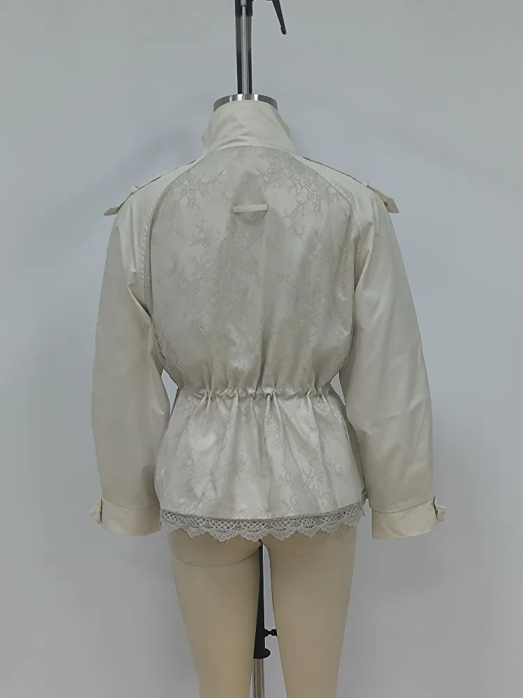 Elegante Jacke mit Spitzenbesatz am Rücken, Stehkragen, Kordelzug in der Taille, gerafften Puffärmeln, Herbst-Outfit für Damen. – Detail 3