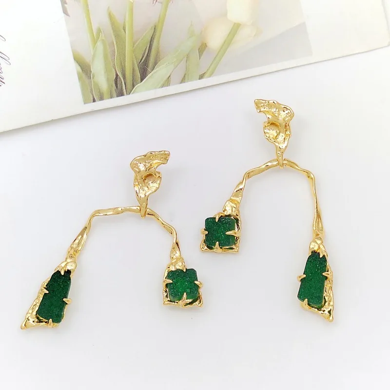 

2025 Vintage-Inspired Stylish Earrings - Irregular Wave Motif, Minimalist AB-Color Design, Versatile Fashion Jewelry